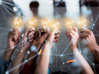 不向命运低头的名人事例